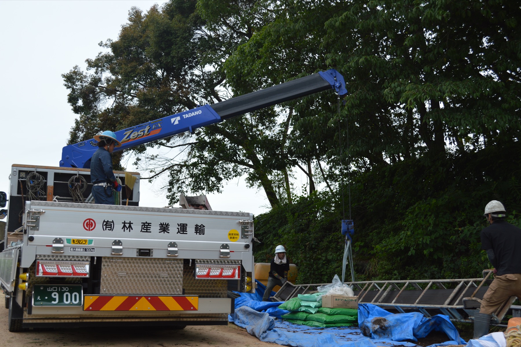 建設資材の現場搬入条件を確認するユニック車